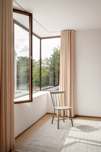 White bedroom of Kildeskovsvej house by Valbæk Brørup Architects