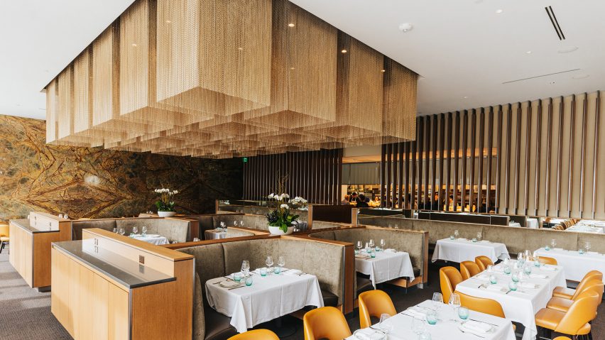 Photo of Kriskadecor's gold ceiling chains in the restaurant 61 Osteria