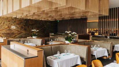Photo of Kriskadecor's gold ceiling chains in the restaurant 61 Osteria