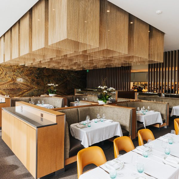 Photo of Kriskadecor's gold ceiling chains in the restaurant 61 Osteria