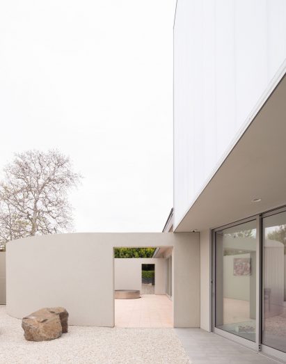 Rock garden and wall in Los Angeles home