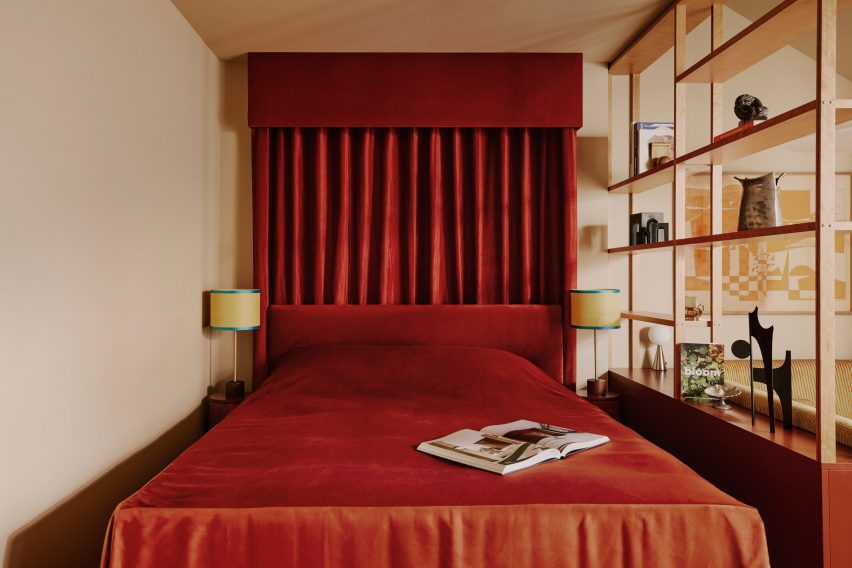 Red bedspread and curtains Locke am Platz