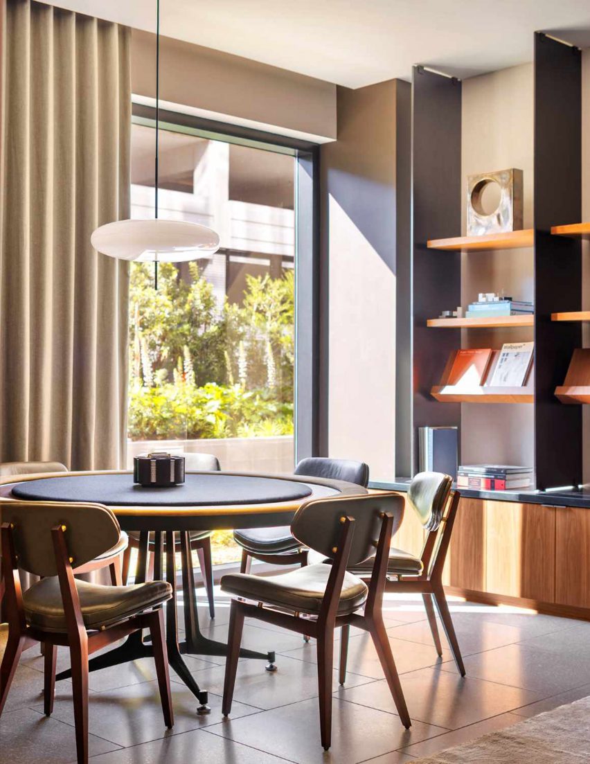 A room with round table