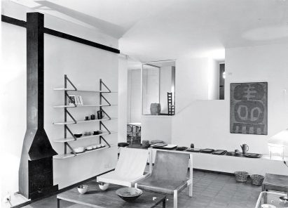 MM/Correas Shelves by Miguel Milá