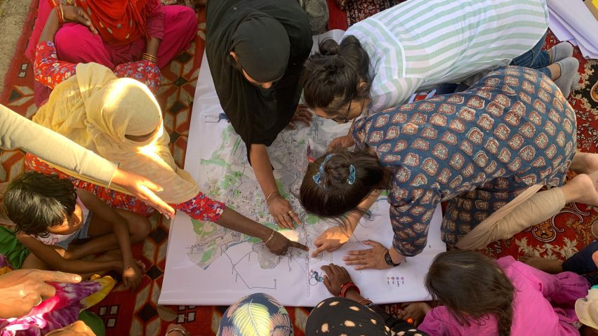 People point on map