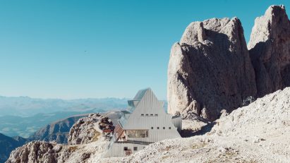 Mountain refuge by Senoner Tammerle Architekten
