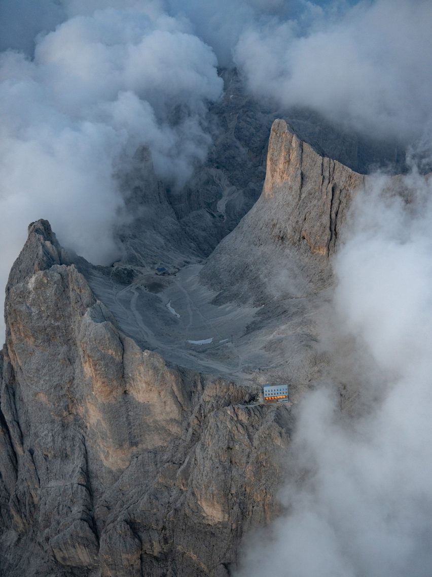 The Shelter Santnerpass by Senoner Tammerle Architekten