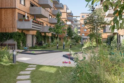 Courtyard garden in Berger + Parkkinen social housing development