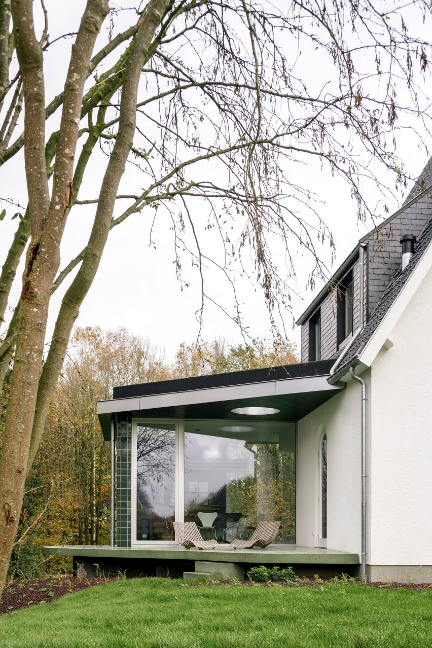 Green-tiled home extension in Belgium by Madam Architectuur