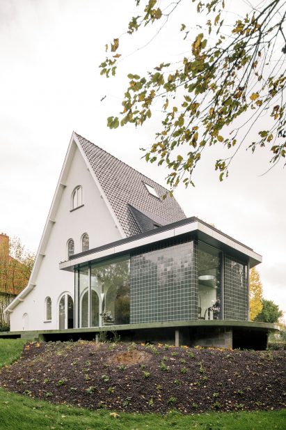 Green-tiled home extension in Belgium by Madam Architectuur