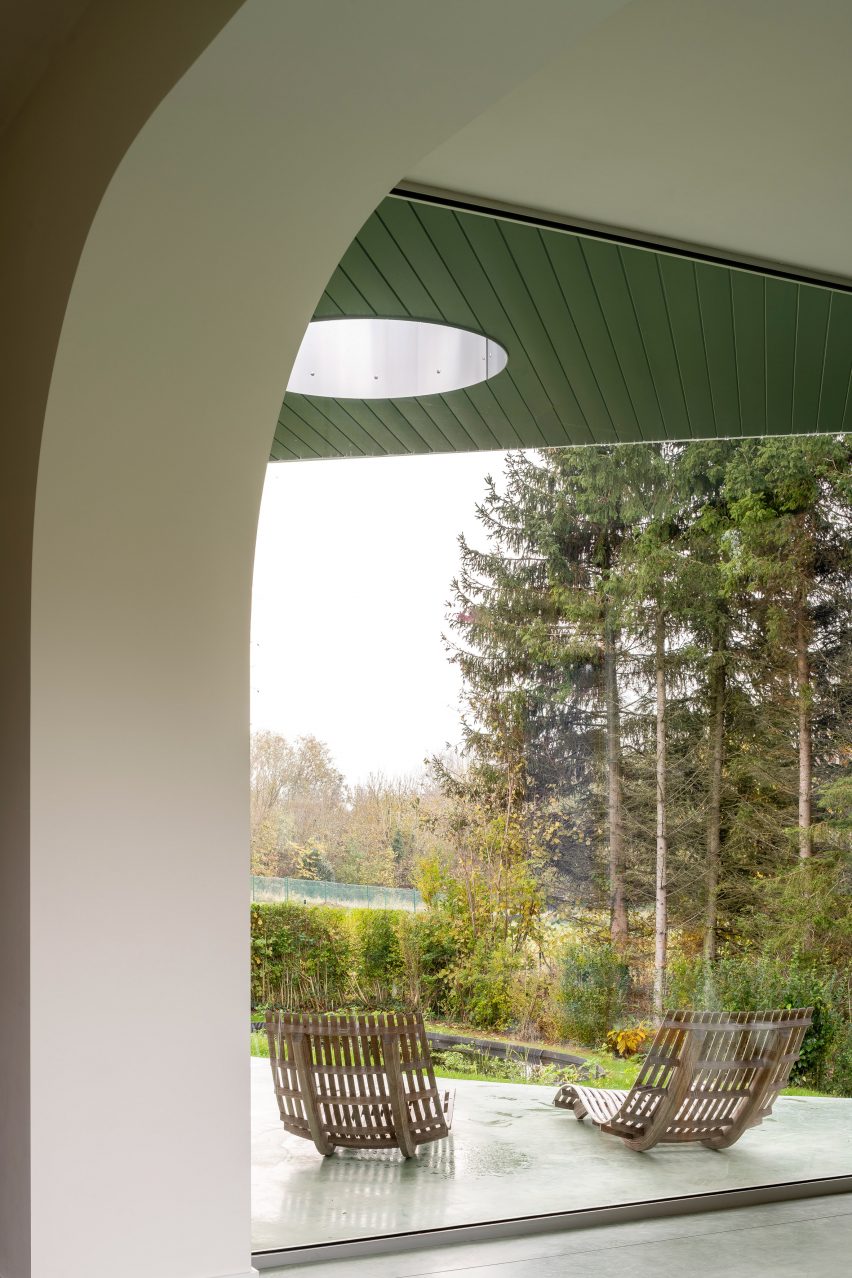 Green-tiled home extension in Belgium by Madam Architectuur