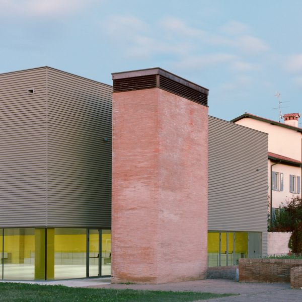 Cuboid gymnasium for a school in Merate by MD41