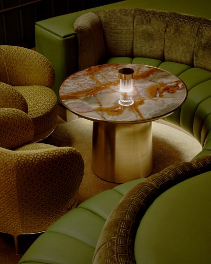 Seats and banquette surrounding a table with a richly veined stone top
