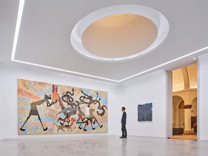 Person in gallery with oculus above