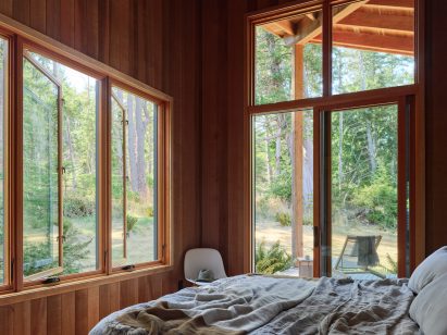A bedroom lined with windows
