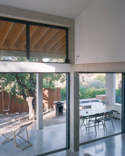 Interior of 102let home by Barrault Pressacco