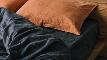 Majoate bed with cushions