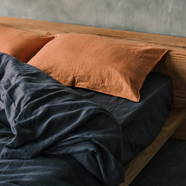 Majoate bed with cushions