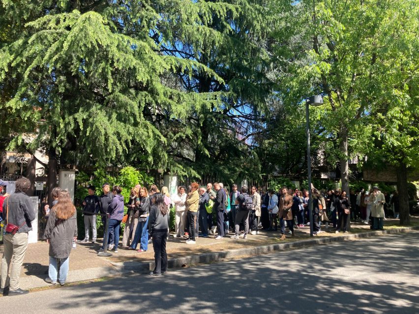 The queue at Alcova this morning
