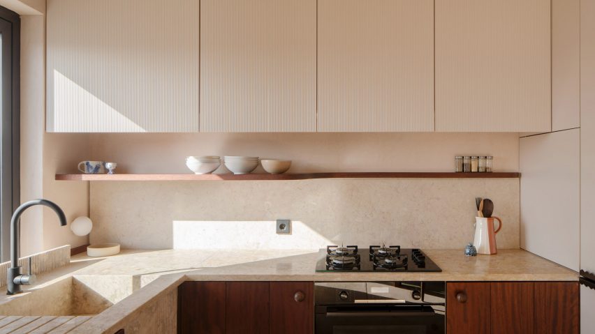 Kitchen in Ariba apartment by Studio Gameiro