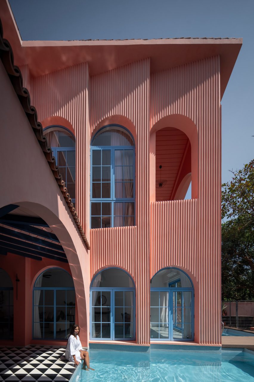 Pink holiday homes in India by Jugal Mistri Architects