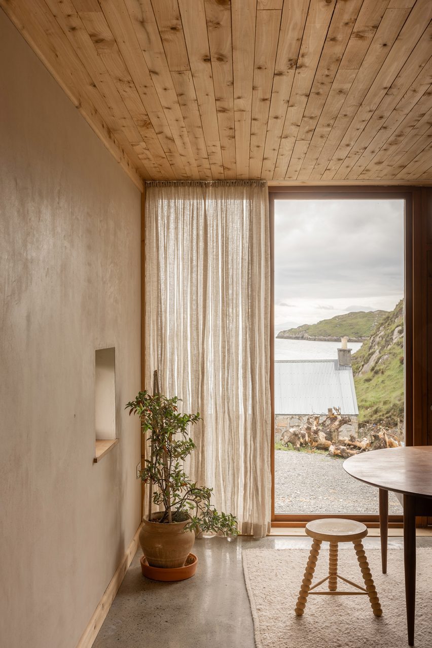 Caochan na Creige stone house in Scotland by Izat Arundell