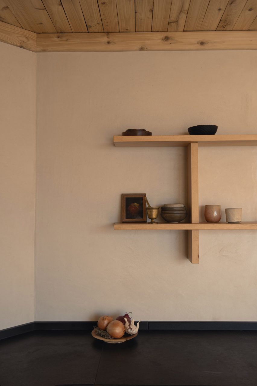 Caochan na Creige stone house in Scotland by Izat Arundell