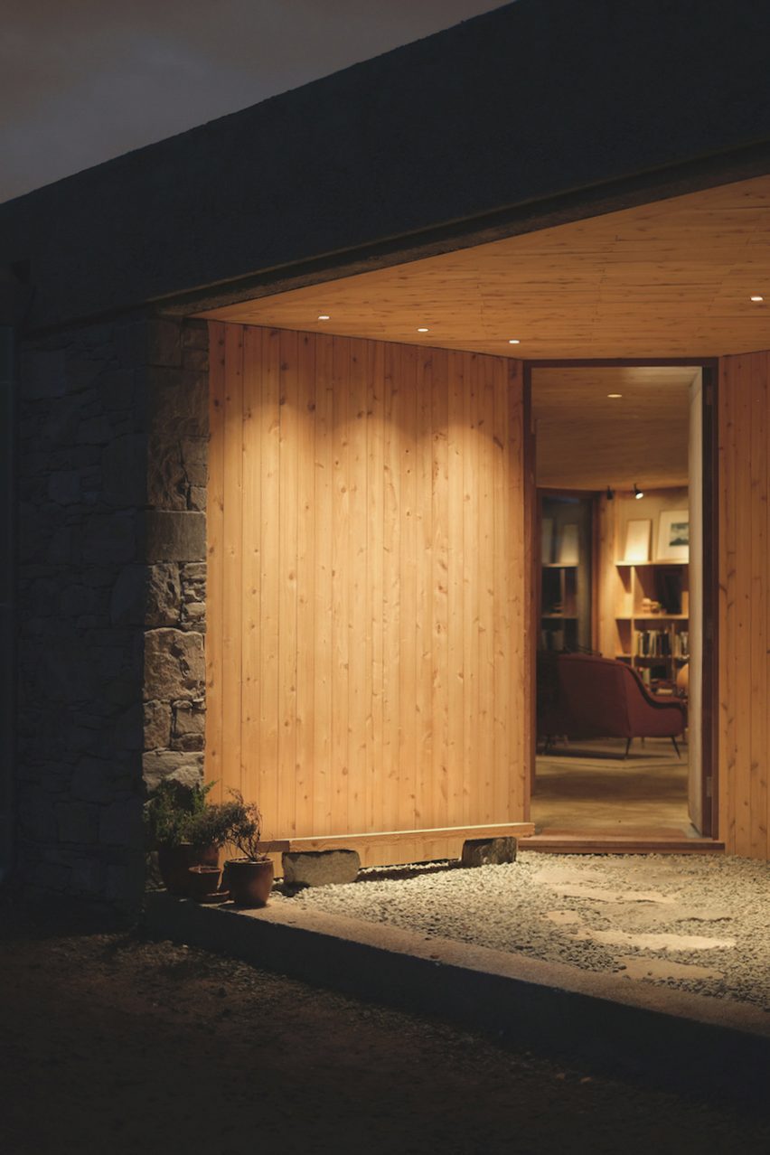 Caochan na Creige stone house in Scotland by Izat Arundell