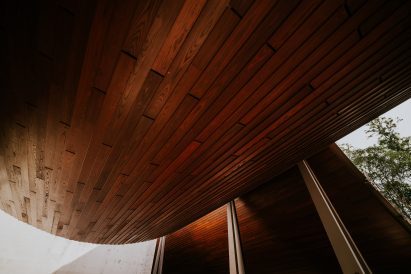Wooden underside of swooping roof by Kengo Kuma