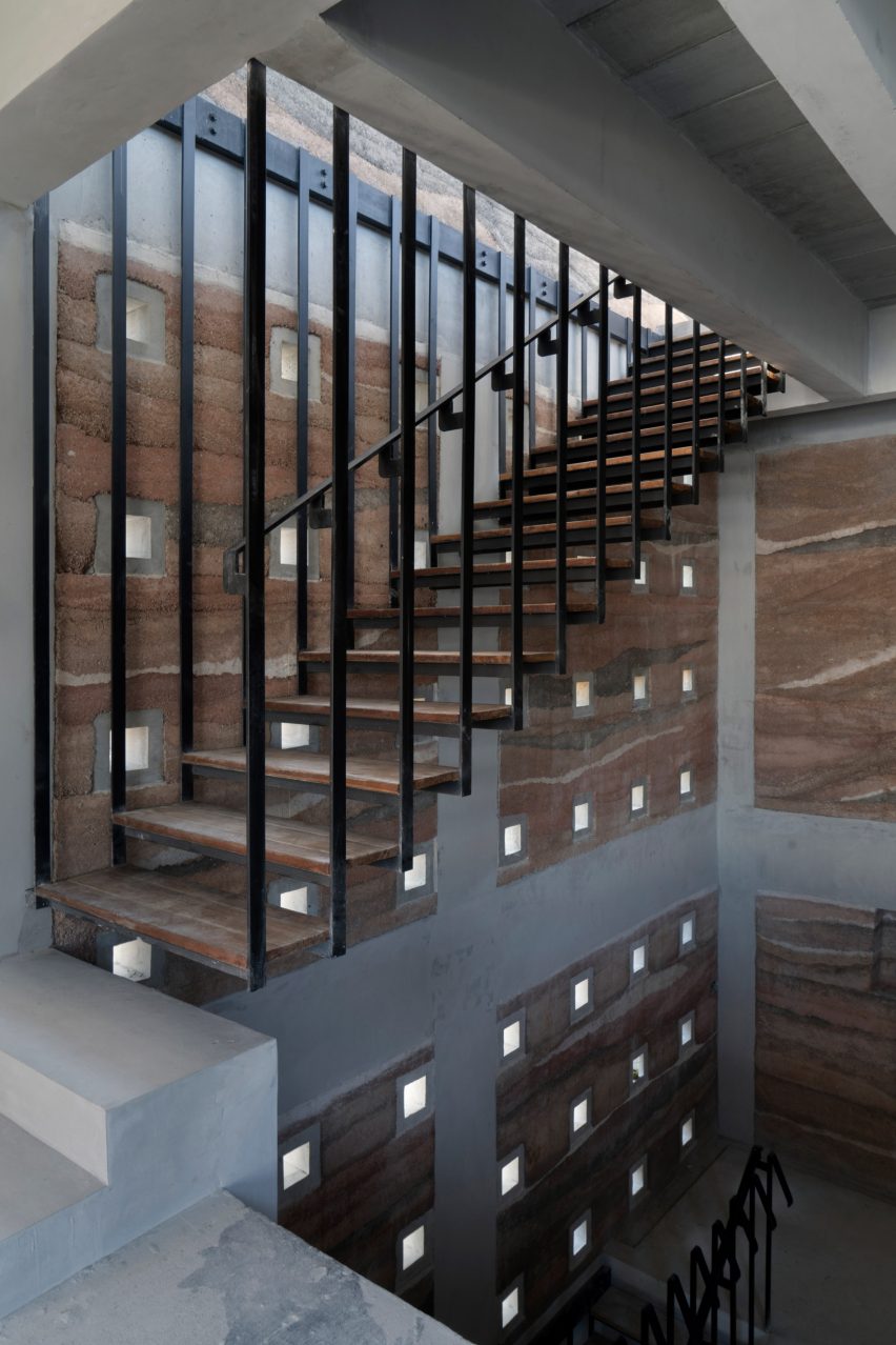 Chonburi building by Suphasidh Architects