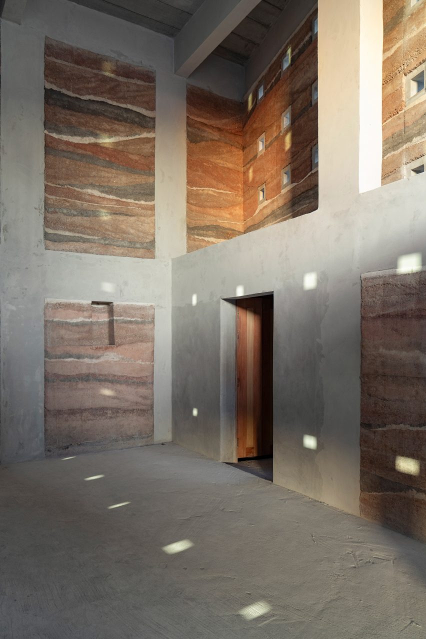 Chonburi building by Suphasidh Architects
