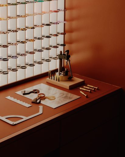 Equipment for making custom glasses on a table