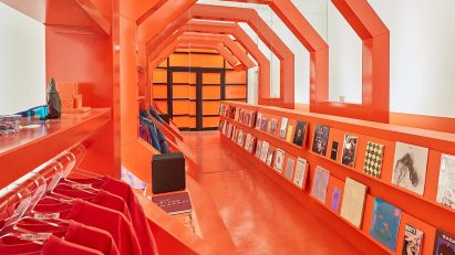 Red wooden tunnel in LN-CC