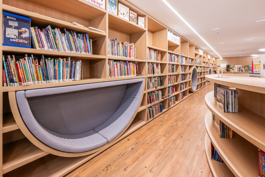 Geometric benches in bookshelves