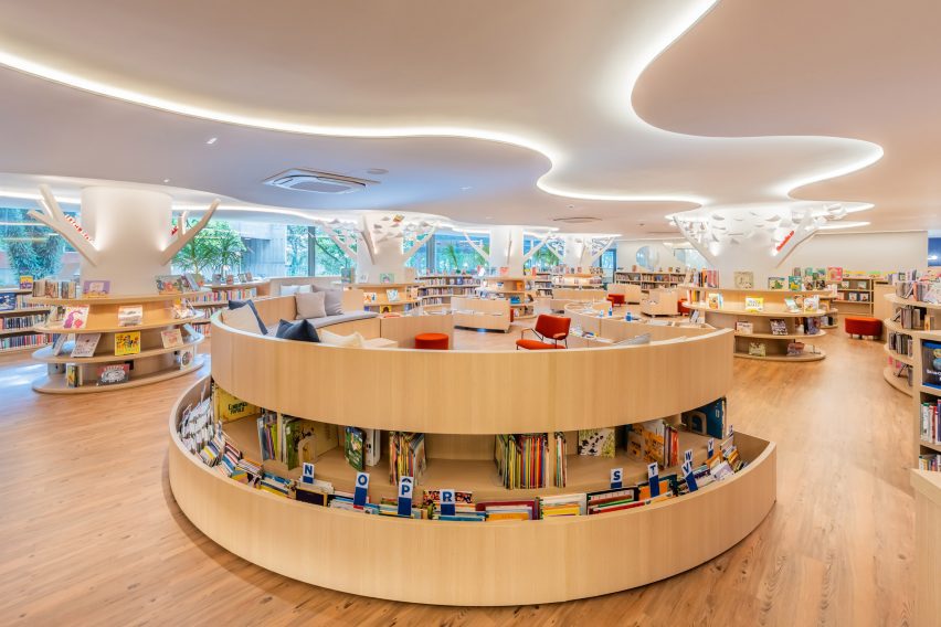 Curving bookshelves
