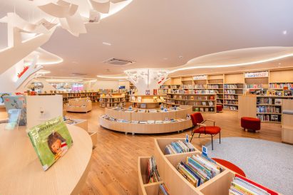 Curving bookshelves