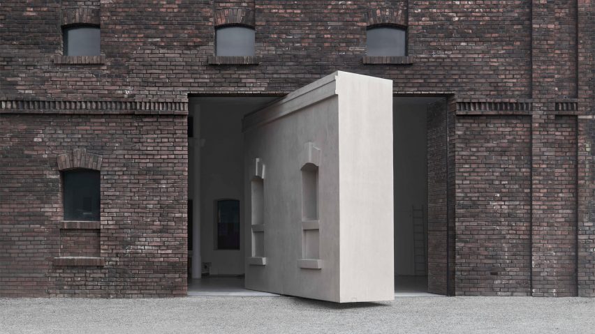 Rotating wall at PLATO Contemporary Art Gallery by KWK Promes