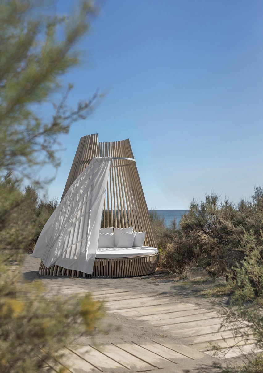 Hut lounge bed by Marco Lavit for Ethimo