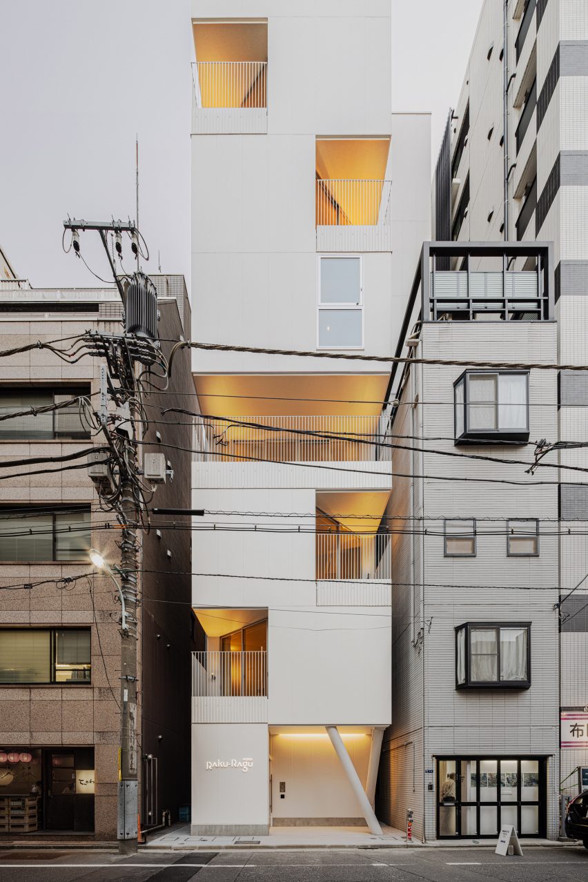 Detail shot of Hotel Rakuragu's facade
