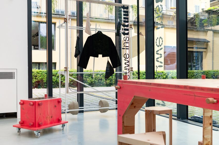 Human Material Loop turns the hair into yarns for clothing
