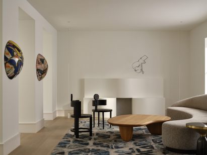 Living room with contemporary furniture and a ribbon-like fireplace