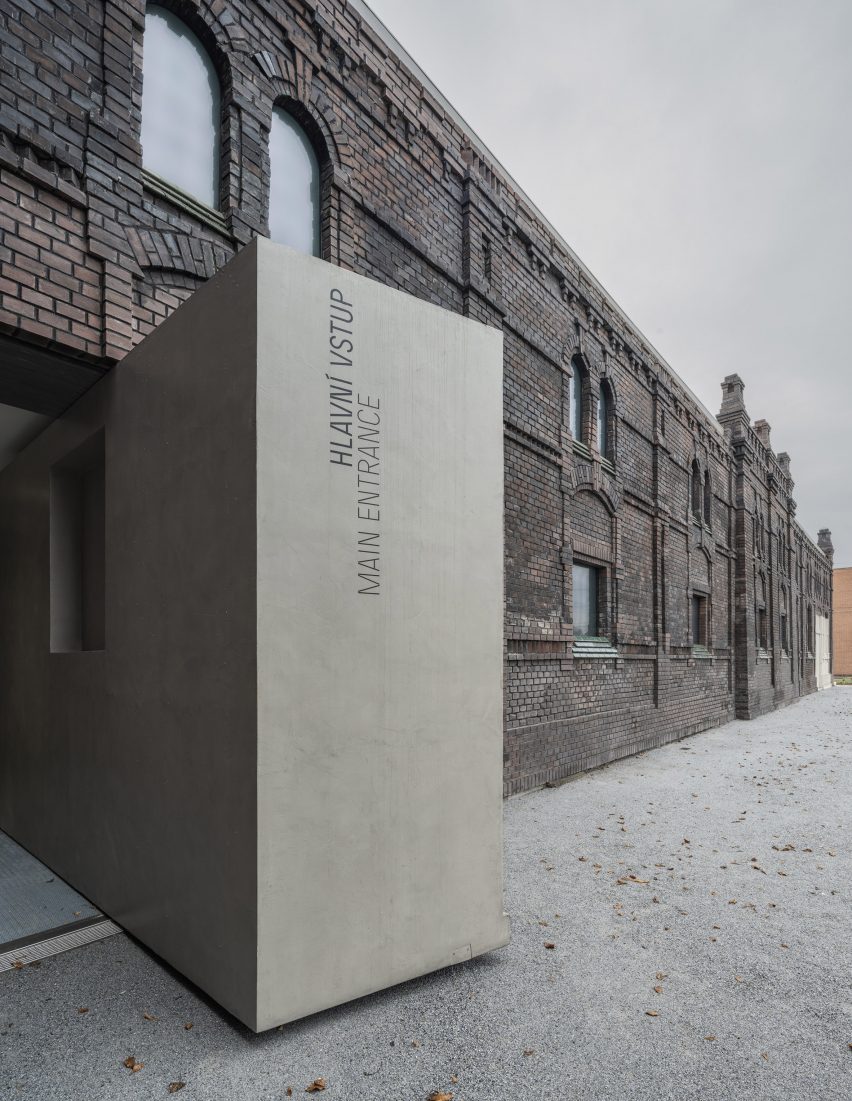 PLATO Contemporary Art Gallery by KWK Promes