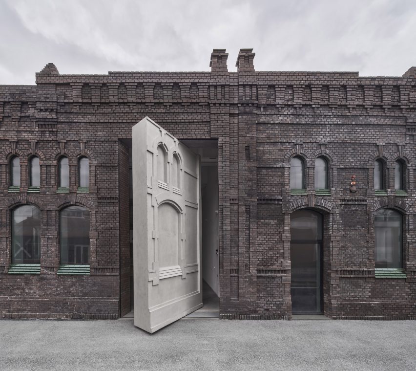 PLATO Contemporary Art Gallery by KWK Promes