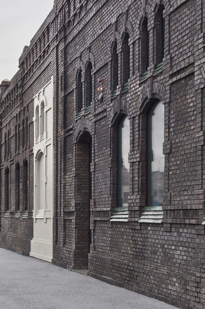 PLATO Contemporary Art Gallery by KWK Promes