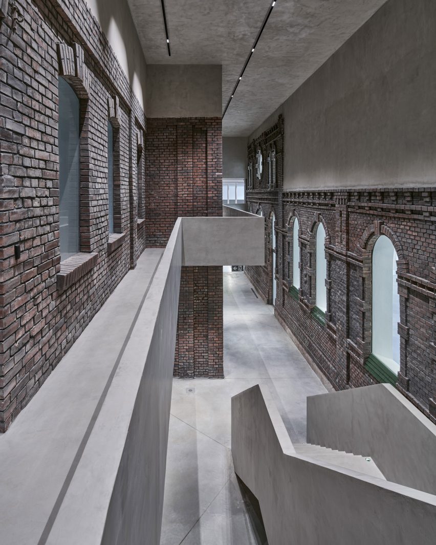 Interior of the PLATO Contemporary Art Gallery by KWK Promes