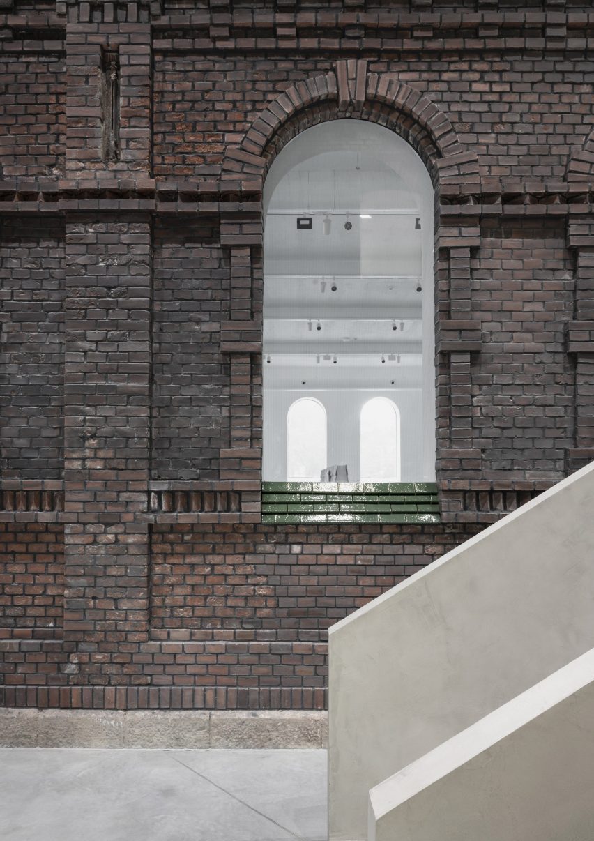 PLATO Contemporary Art Gallery by KWK Promes
