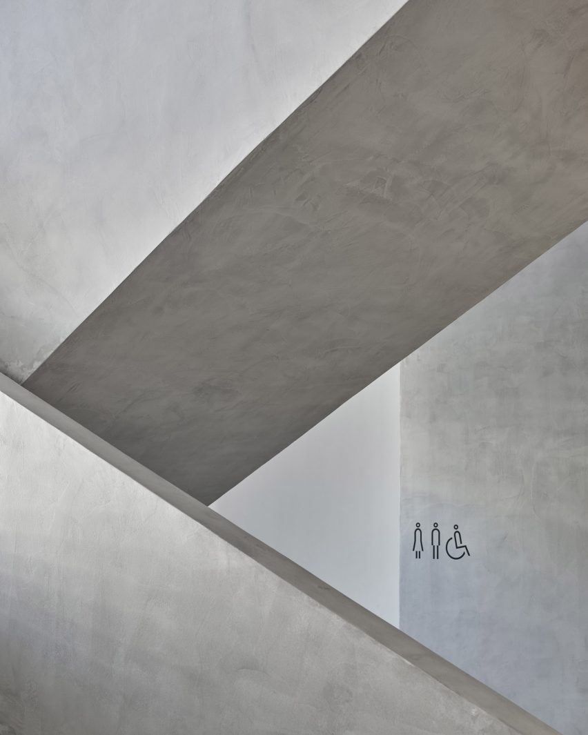 PLATO Contemporary Art Gallery by KWK Promes