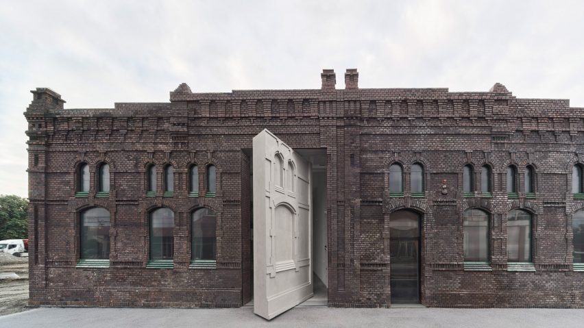 PLATO Contemporary Art Gallery by KWK Promes