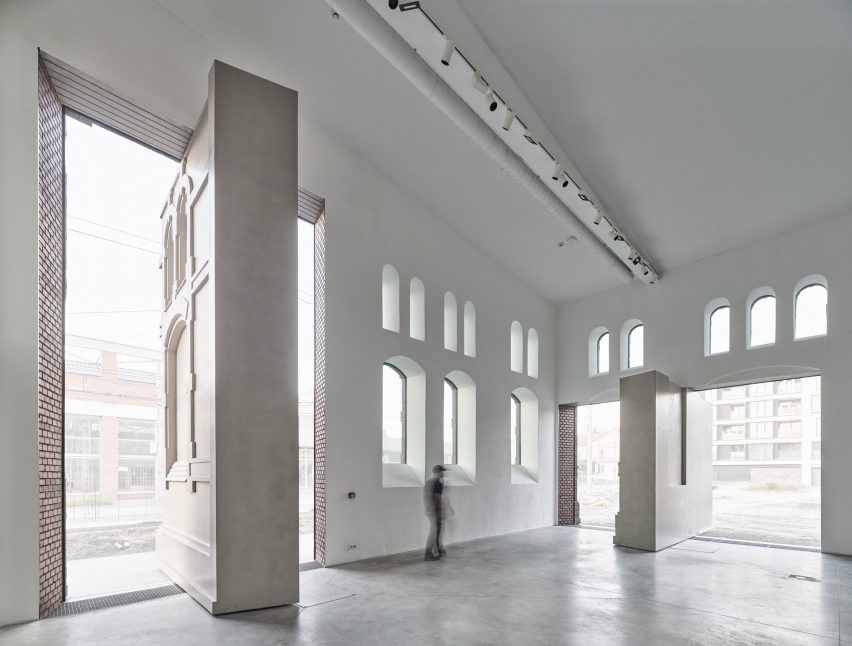 PLATO Contemporary Art Gallery by KWK Promes