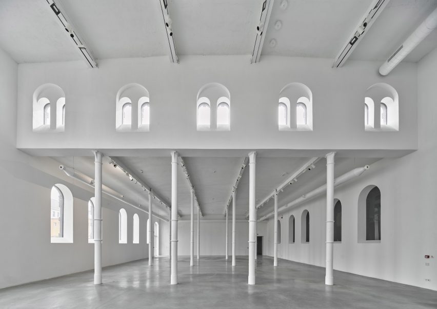 PLATO Contemporary Art Gallery by KWK Promes
